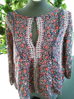 Blouse style hippie chic fleuri bleu et rouge marque Bershka