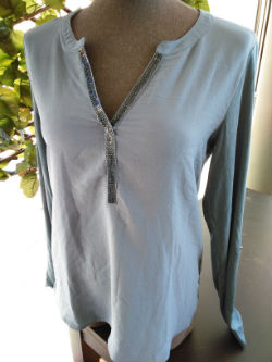 Blouse bleue grise avec strass autour du cou marque Grain de malice