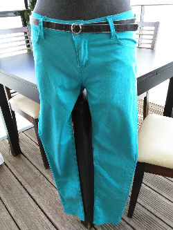 Pantalon slim bleu azur avec petite ceinture marque Cache cache